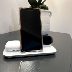 Mophie 7.5W wireless charging station for Apple devices. Like new.